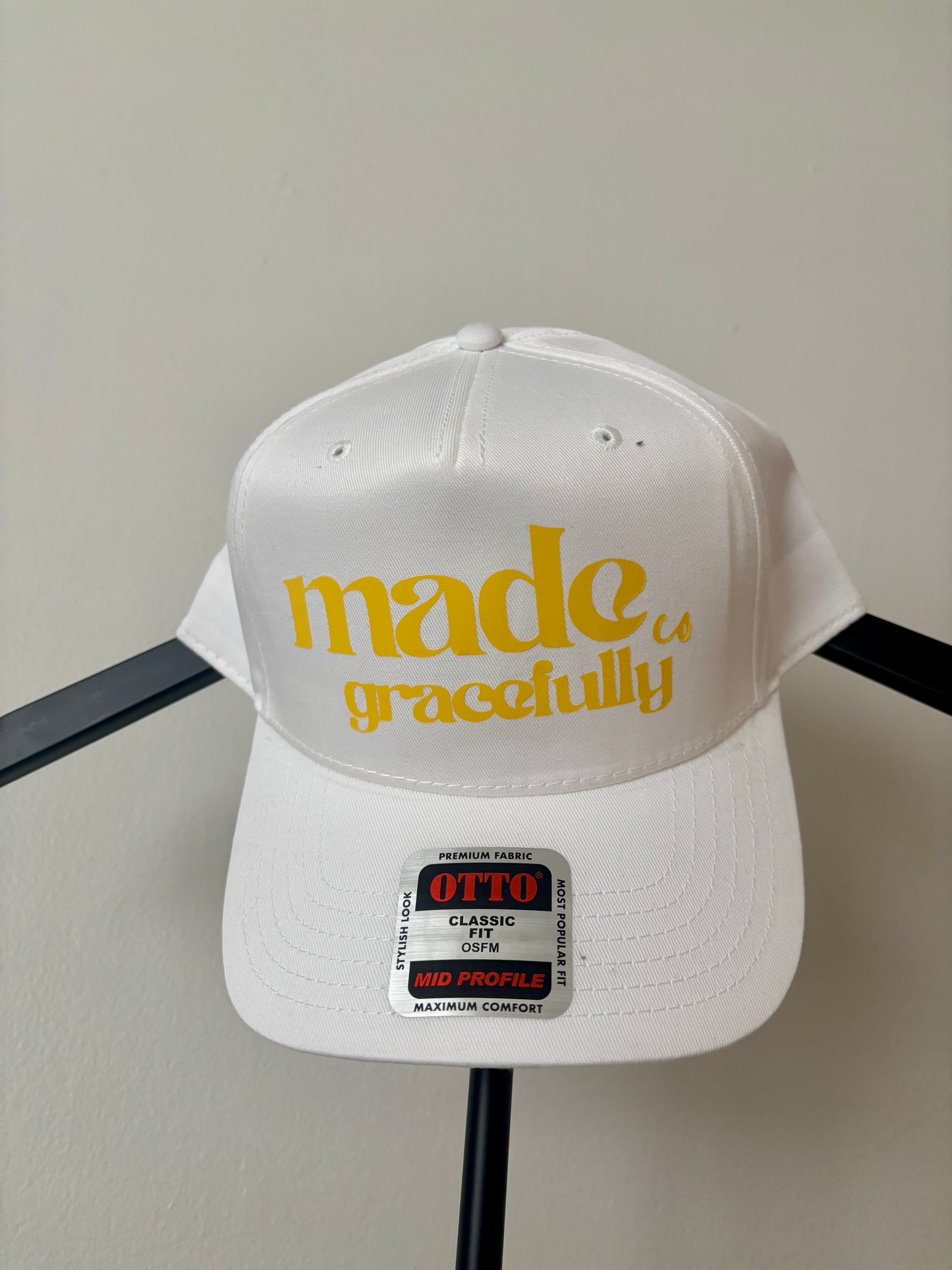 WHITE AND YELLOW LOGO HAT